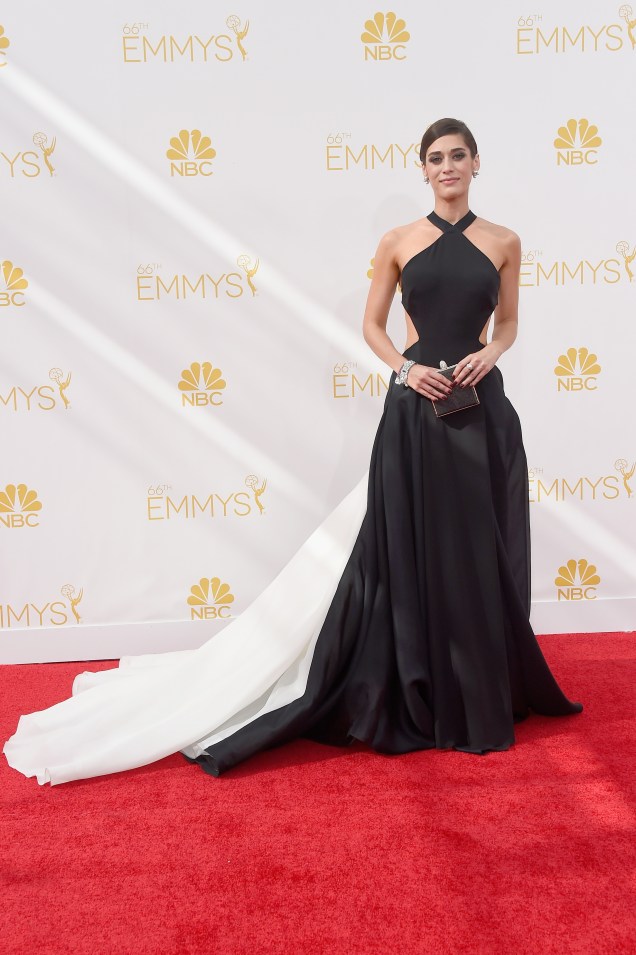 A atriz Lizzy Caplan da série The Masters of Sex chega ao 66º Emmy, em Los Angeles
