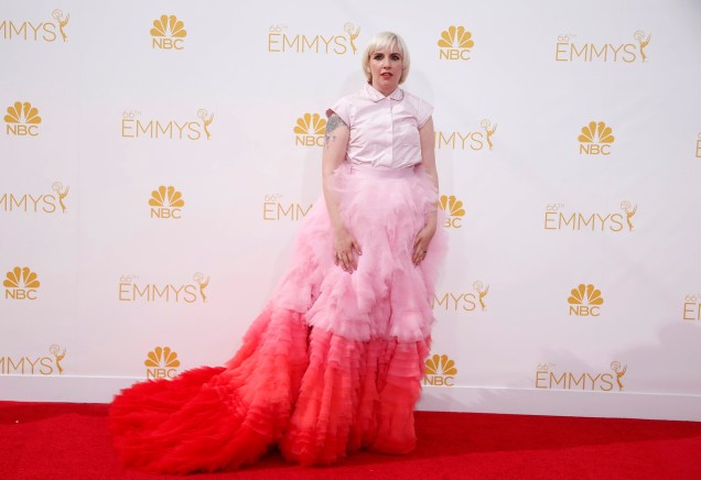 A atriz Lena Dunham da série Girls chega ao 66º Emmy, em Los Angeles