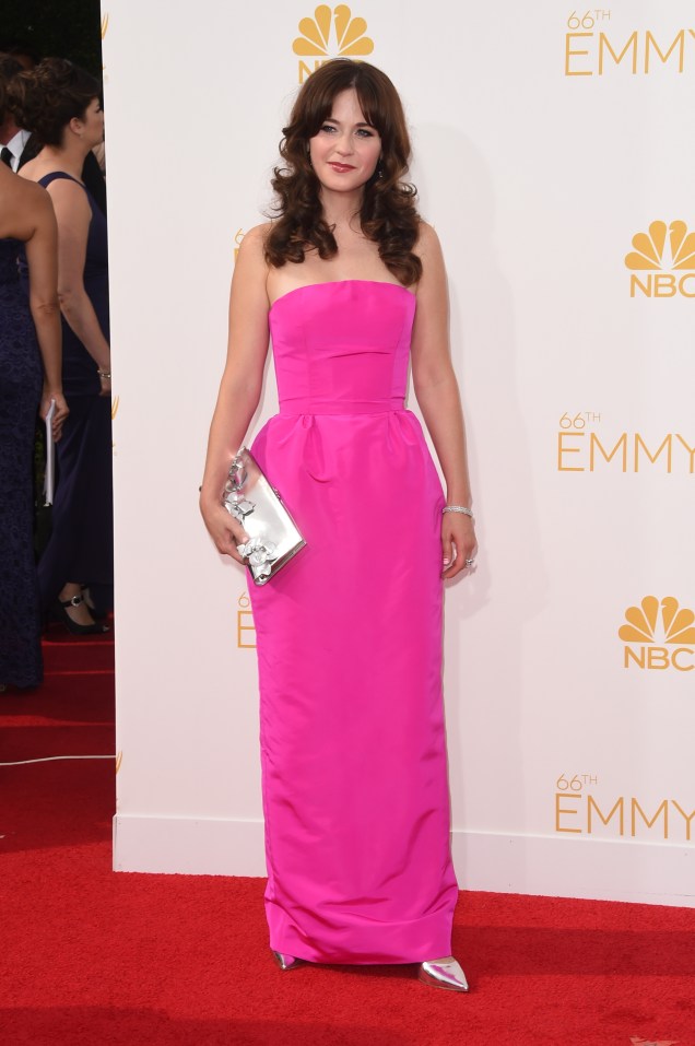 A atriz Zooey Deschanel da série New Girl chega ao 66º Emmy, em Los Angeles