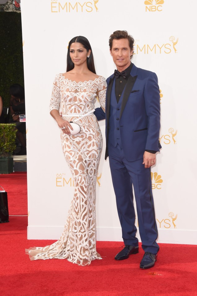 O ator Matthew McConaughey chega com sua namorada, a modelo Camila Alves, ao 66º Emmy, em Los Angeles