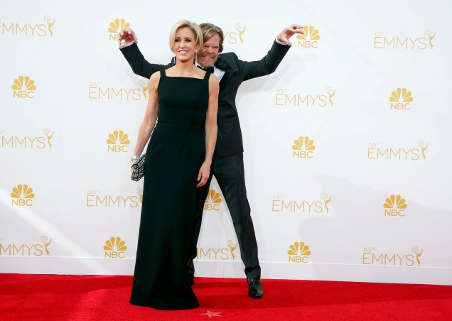 O ator William H. Macy da série Shameless chega com sua esposa ao 66º Emmy, em Los Angeles