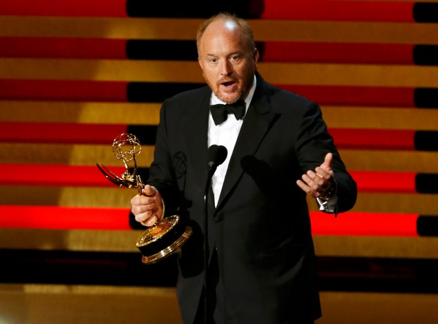 Louis C.K. recebe o Emmy de melhor roteiro de série cômica por Louie