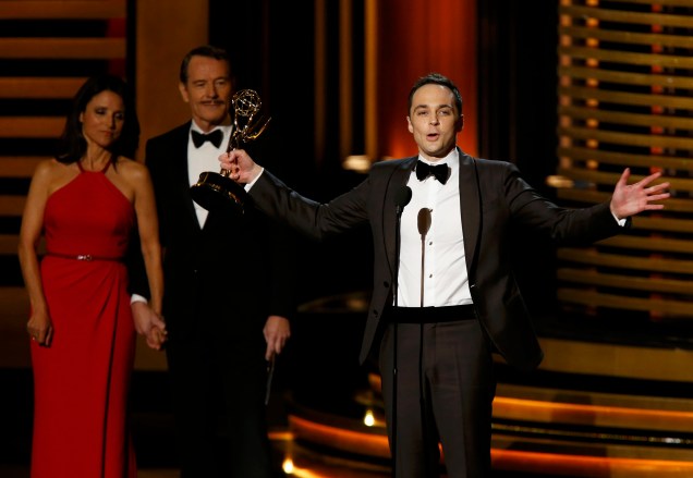 O ator Jim Parsons leva o prêmio de melhor ator em série cômica com o personagem nerd Sheldon, da série The Big Bang Theory