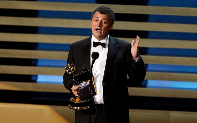 Steven Moffat leva o prêmio de roteiro de minissérie, telefilme ou especial pelo episódio His Last Vow de Sherlock