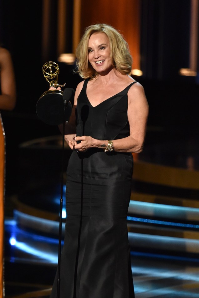 Jessica Lange leva o Emmy de melhor atriz de minissérie ou telefilme pela personagem de Fiona em American Horror Story
