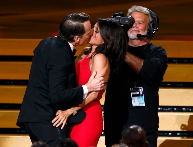 O astro de Breaking Bad Bryan Cranston dá um beijo na atriz Julia Louis-Dreyfus, durante o 66º Emmy em Los Angeles