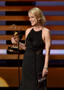 Moira Walley-Beckett leva a estatueta na categoria de melhor roteiro de série dramática pelo episódio 'Ozymandias' de 'Breaking Bad'