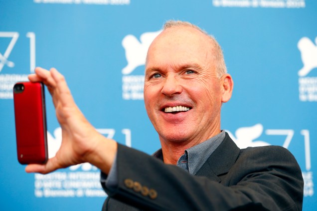Ator americano Michael Keaton tira selfie durante sessão do filme Birdman or (The Unexpected Virtue of Ignorance) no 71º Festival de Veneza Ator americano Michael Keaton tira selfie durante sessão do filme Birdman or (The Unexpected Virtue of Ignorance) no 71º Festival de Veneza