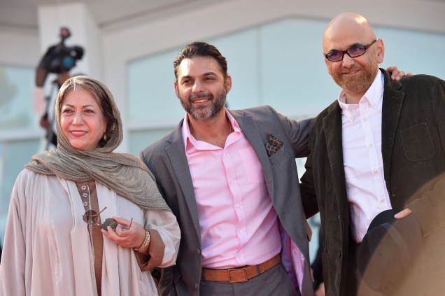A diretora iraniana, Rakhshan Bani-Etemad e os atores Peima Moadi e Habib Rezaei, chegam para a exibição do longa Ghessea, durante o 71º Festival de Cinema de Veneza, na Itália