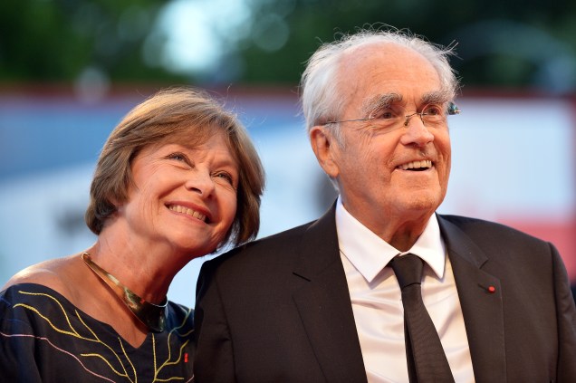 O compositor francês, Michel Legrand, chega com a atriz Macha Meril, para a exibição do filme La Rancon de la Gloire, apresentado durante o segundo dia do 71º Festival de Veneza, na Itália