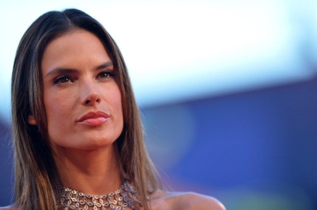 A modelo brasileira Alessandra Ambrosio posa para os fotógrafos no tapete vermelho, durante o segundo dia do 71º Festival de Veneza, na Itália