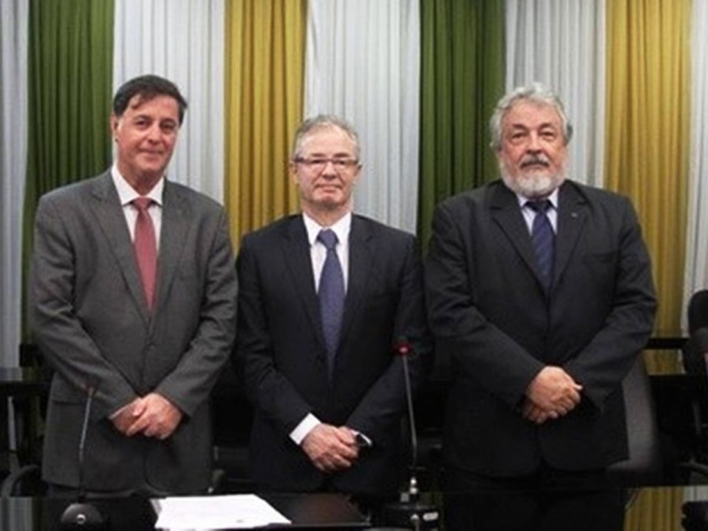Celso Garcia à esquerda, ao lado dos secretários; Luiz Barata (MME) e Carlos Nogueira (Geologia, Mineração e Transformação Mineral)