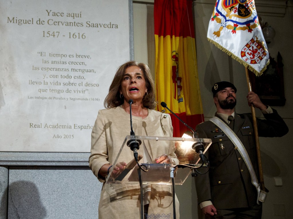 Prefeita de Madri, Ana Botella, discursa em frente a monumento que contém os restos do escritor espanhol Miguel de Cervantes, autor de "Dom Quixote"