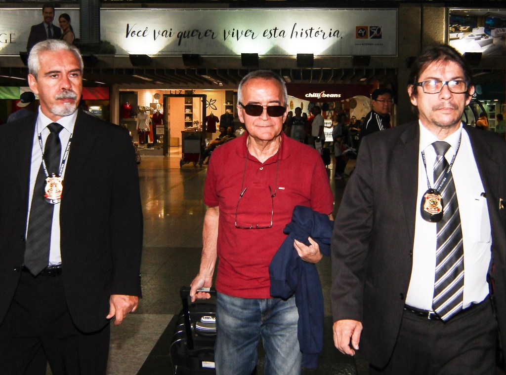 O ex-diretor da Petrobras Nestor Cerveró chega ao aeroporto Afonso Pena, em Curitiba (PR), depois de ter passado dez dias no Rio de Janeiro, em razão do indulto de Natal