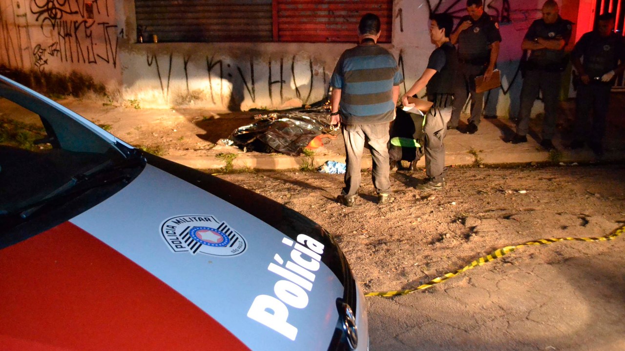 Policiais cercam corpo de vítima das série de ataques na Grande São Paulo
