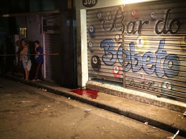 Quatro pessoas foram mortas a tiros na madrugada deste sábado após ataque a um bar na Vila Galvão, em Guarulhos, na Grande São Paulo - 02/01/2015 Quatro pessoas foram mortas a tiros na madrugada deste sábado após ataque a um bar na Vila Galvão, em Guarulhos, na Grande São Paulo - 02/01/2015