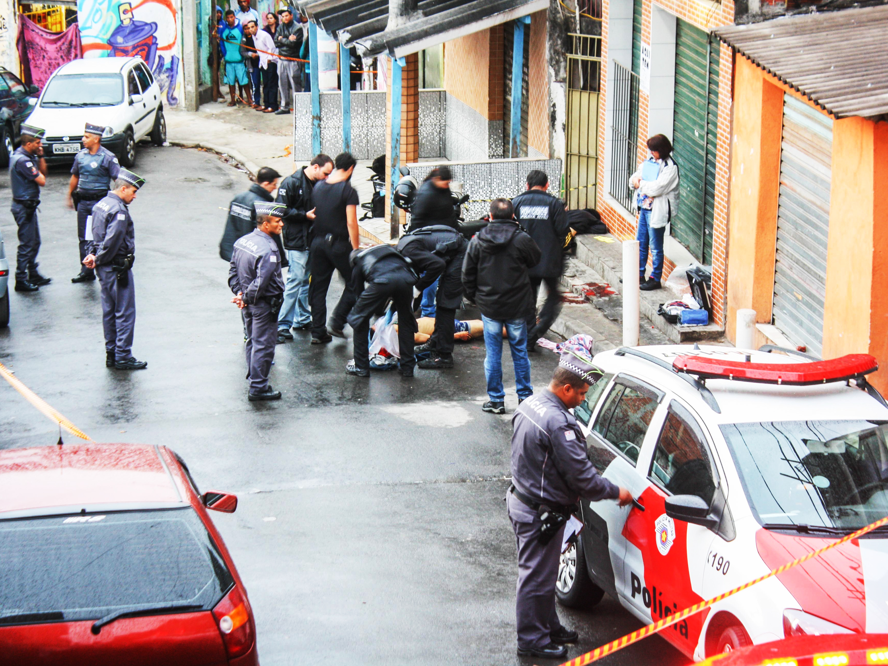 Seis pessoas foram mortas a tiros na região do Jardim São Luiz, zona sul de São Paulo, na madrugada desta quarta-feira