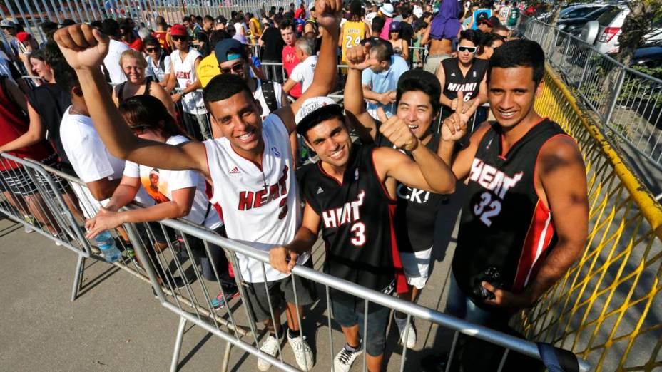A chegada do público para o jogo entre Cleveland Cavaliers e Miami Heat, na HSBC Arena, no Rio de Janeiro