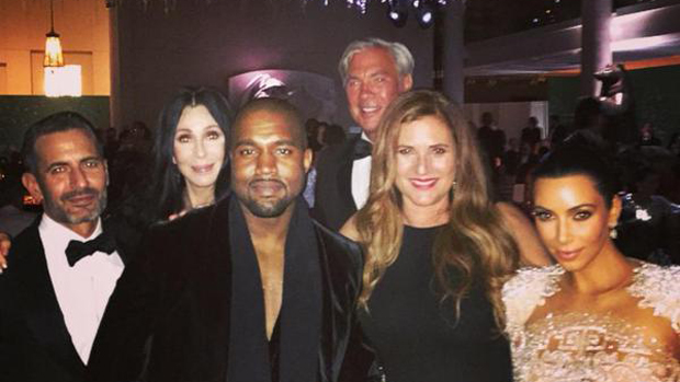 Cher ao lado de Kanye West e Kim Kardashian