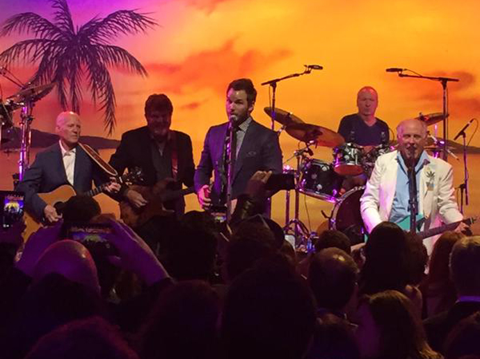 Chris Pratt canta ‘Margaritaville’ ao lado do músico Jimmy Buffett