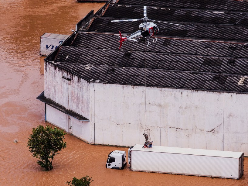 Helicóptero da Polícia Militar resgata homem que ficou ilhado em caminhão na cidade de Itapevi (SP), na Região Metropolitana de São Paulo, gravemente atingida por enchente causada pelo temporal da noite de ontem (9) e madrugada de hoje (10)