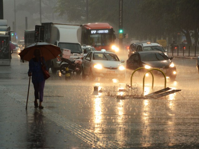 Motorista enfrenta forte chuva na avenida Paulista, região central de São Paulo, nesta quarta-feira (27)