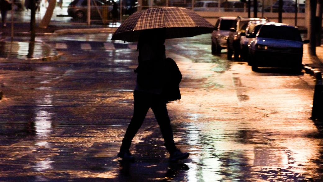 Paulistanos enfrentam chuva no começo da noite desta segunda-feira