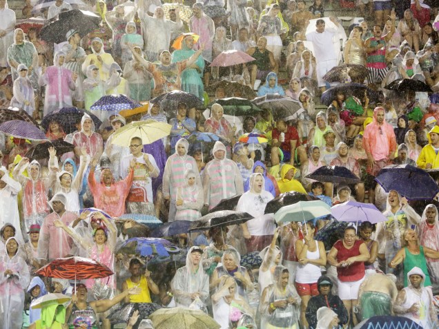Público enfrenta chuva antes dos desfiles na Marque de Sapucaí