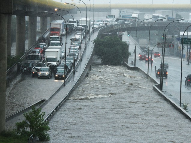 Chuva forte provoca o transbordamento do córrego Sacomã, criando ponto de alagamento na rua das Juntas Provisórias, região do Ipiranga, na zona sul de São Paulo (SP), na tarde desta quinta-feira (19)