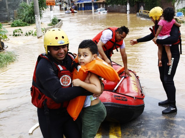 Corpo de bombeiros resgata vítimas do alagamento em Itapevi. Devido as fortes chuvas que caíram na Grande São Paulo, a cidade de Itapevi ficou totalmente debaixo dágua