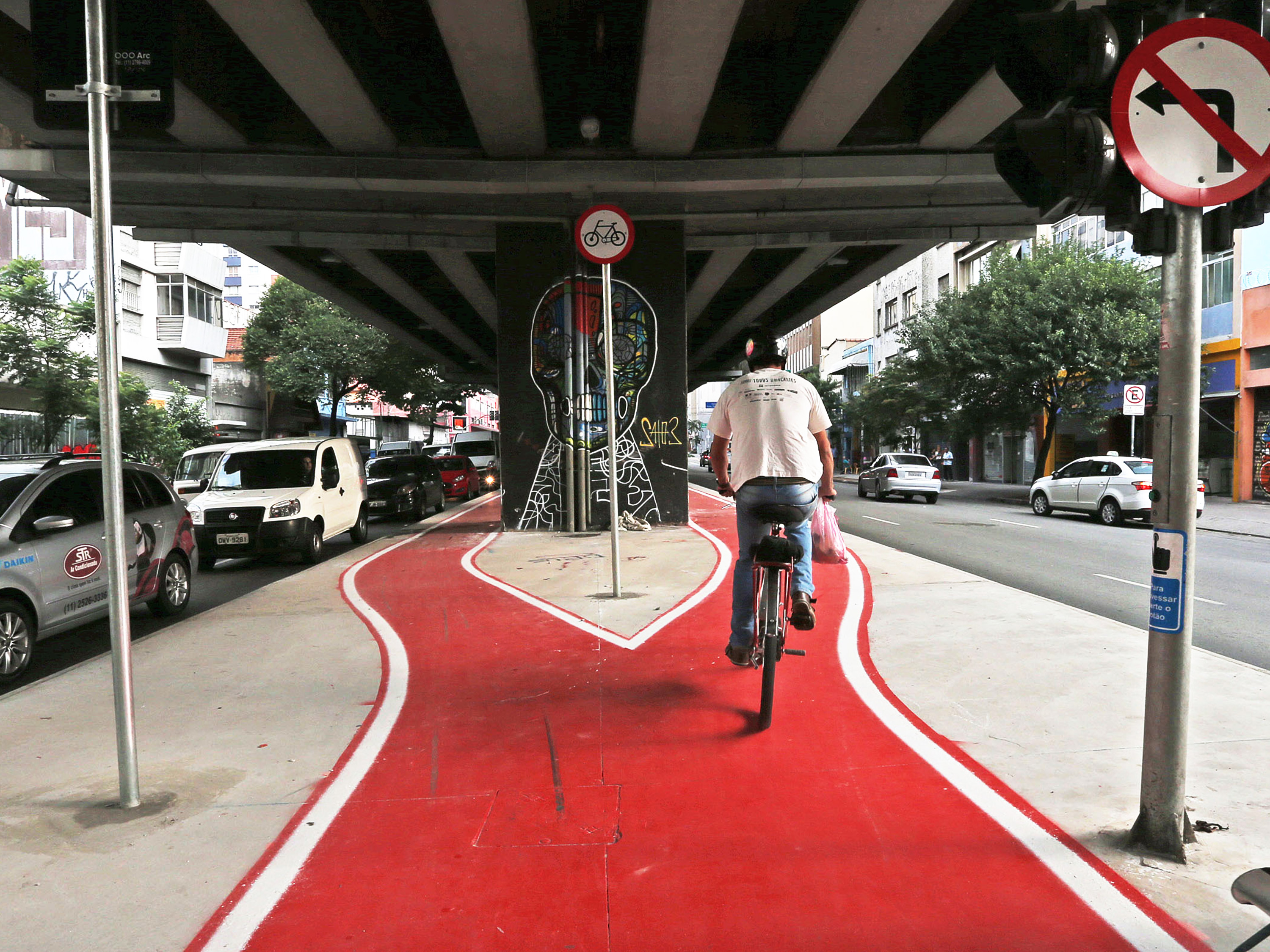 Ciclista pedala na avenida Amaral Gurgel, sob o Minhocão, na região central de São Paulo