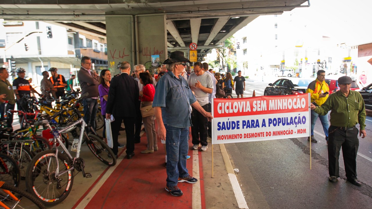 Moradores da região protestam pedindo a demolição do Minhocão durante inauguração de ciclovia
