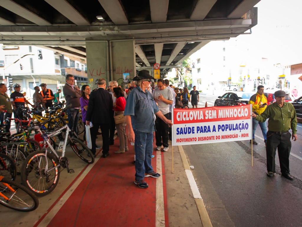 Moradores da região protestam pedindo a demolição do Minhocão durante inauguração de ciclovia