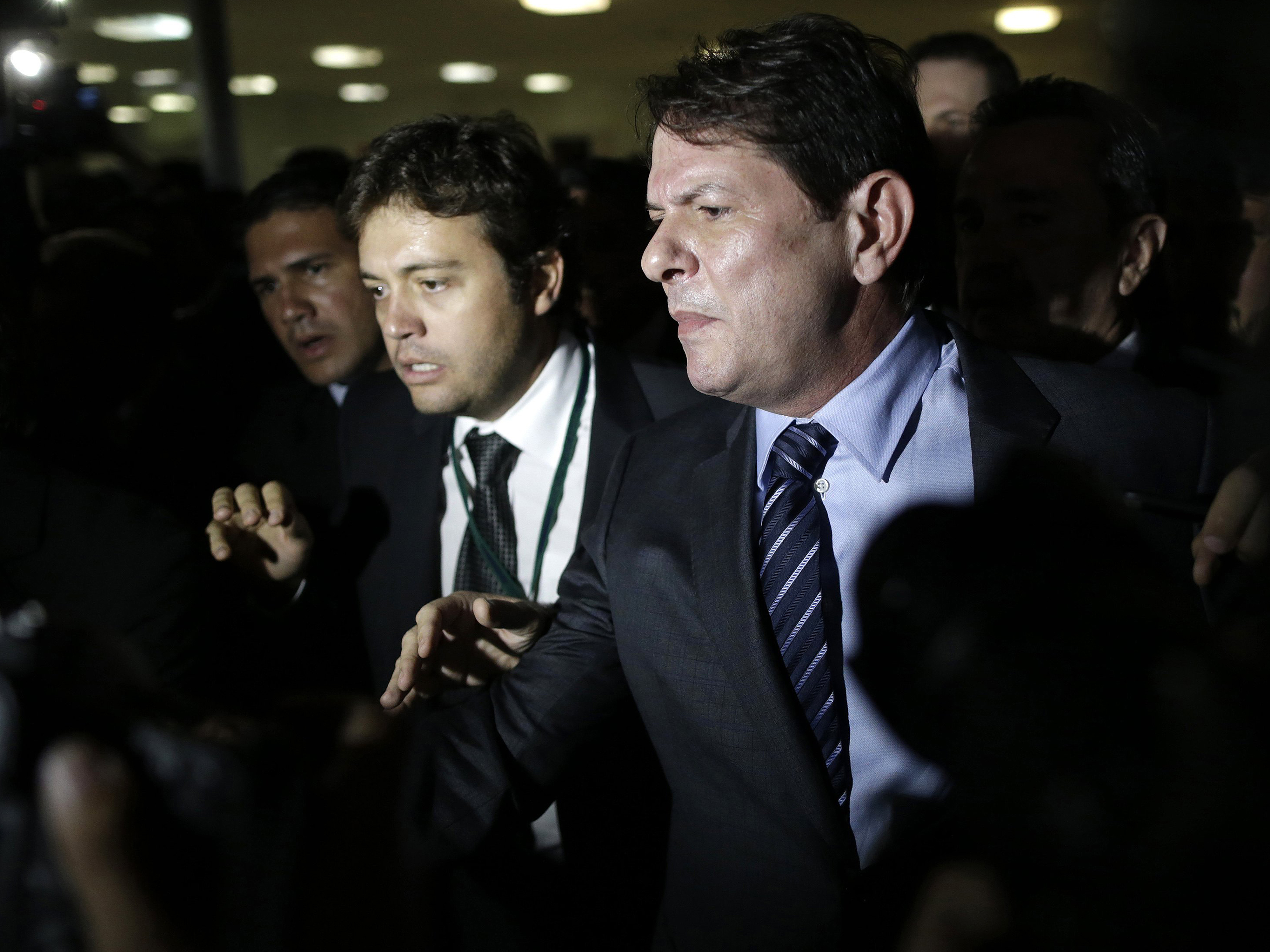 O ministro da Educação, Cid Gomes, deixa a comissão geral da Câmara dos Deputados