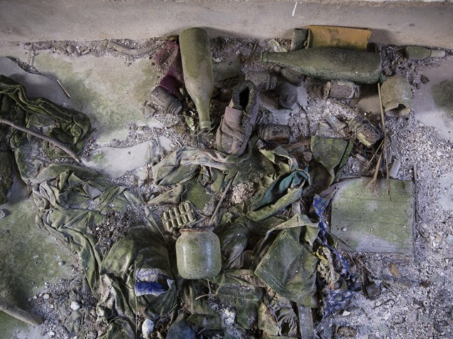 Objetos, como garrafas e sapatos, são deixados em casa da aldeia abandonada de Houtouwan, na ilha de Shengshan, na China