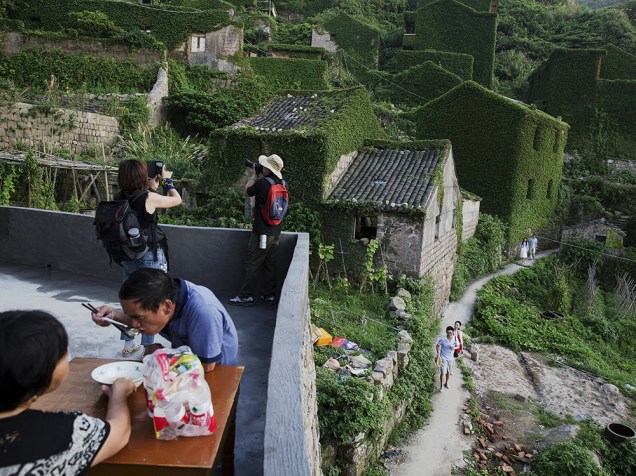 Turistas na aldeia abandonada de Houtouwan, na ilha de Shengshan, na China