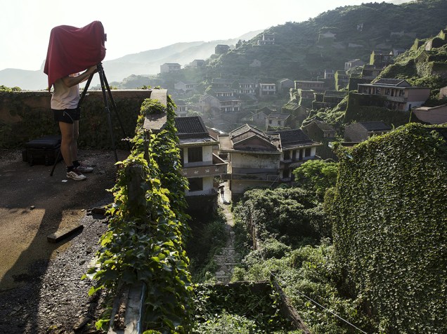 Turistas na aldeia abandonada de Houtouwan, na ilha de Shengshan, na China