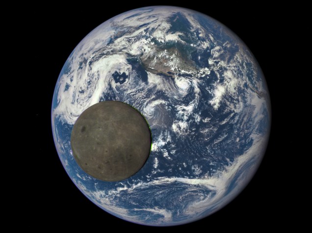 Câmera a bordo do satélite Discovr da Nasa registra a passagem da lua em frente à Terra