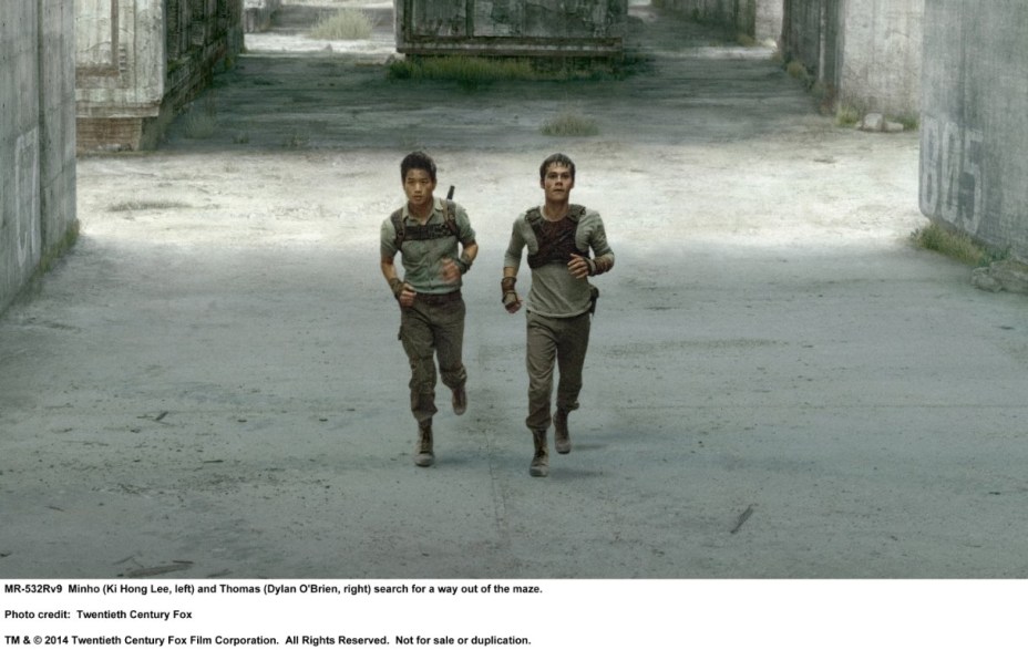 O personagem Minho, interpretado por Ki Hong Lee, e Thomas, Dylan OBrien, em cena do filme Maze Runner