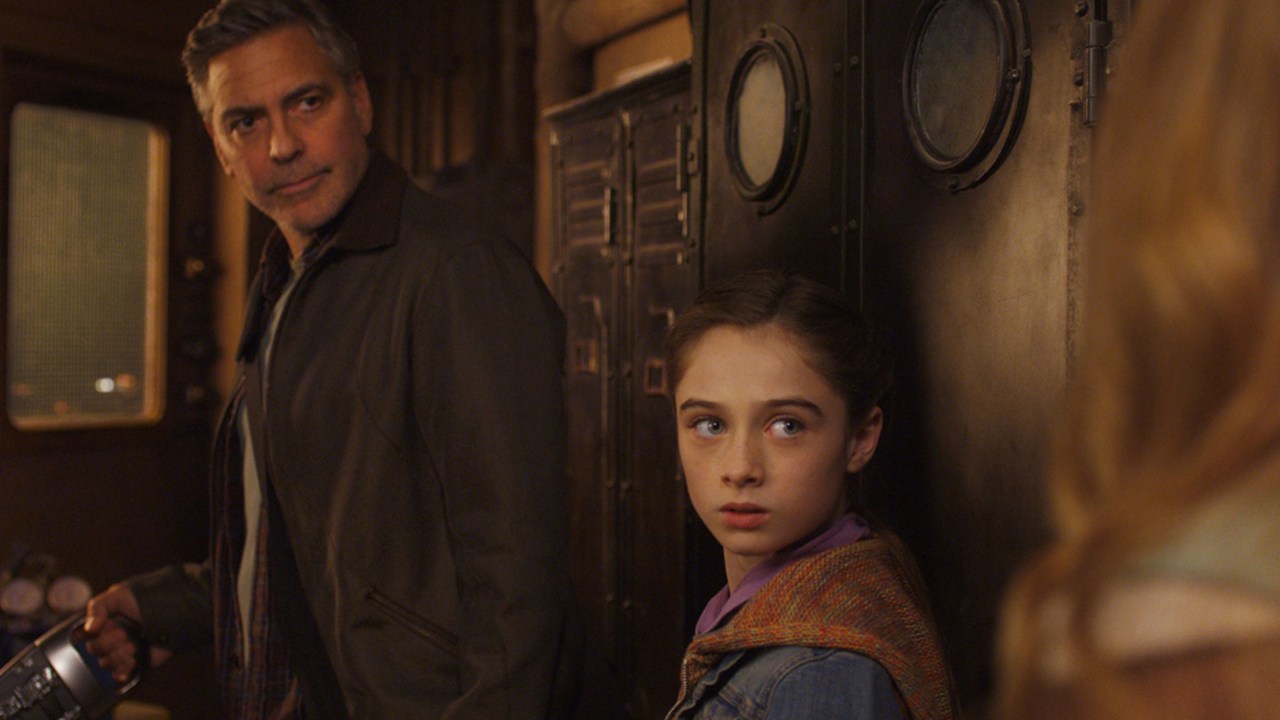 George Clooney e Raffey Cassidy em cena do filme 'Tomorrowland'