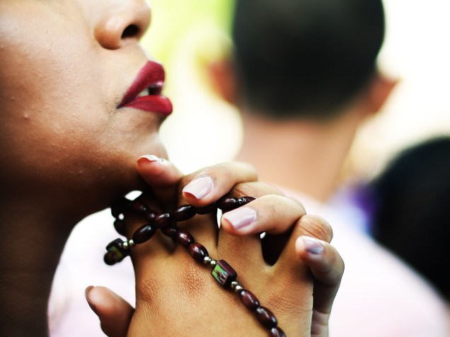 Devotos fazem homenagens e orações durante as celebrações do Círio de Nazaré, em Belém