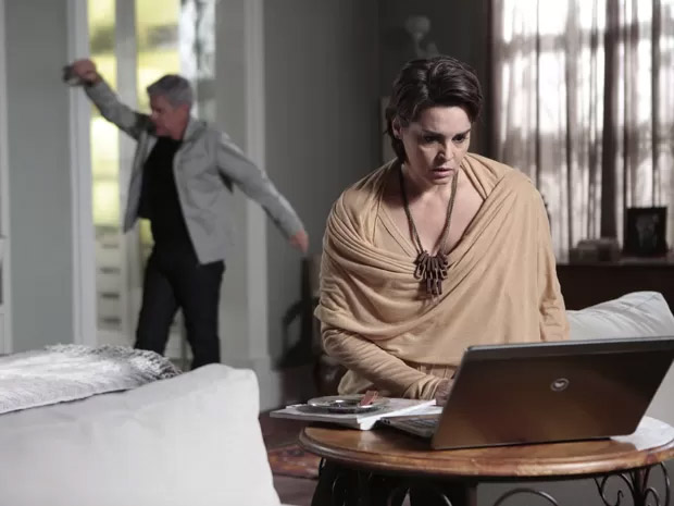 Cláudio Bolgari (José Mayer) desabafa com a mulher, Beatriz (Suzy Rêgo), ao ver a foto de seu beijo no amante, Leonardo (Klebber Toledo), no blog de Téo Pereira (Paulo Betti)
