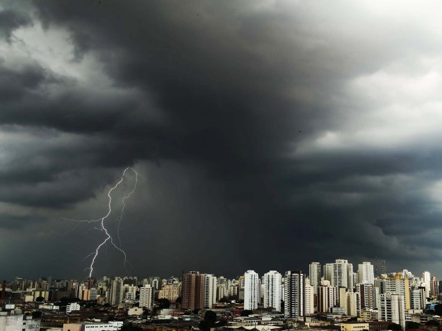 Nuvens carregadas e muitos raios são vistos na região da Lapa, zona oeste de São Paulo, (SP)