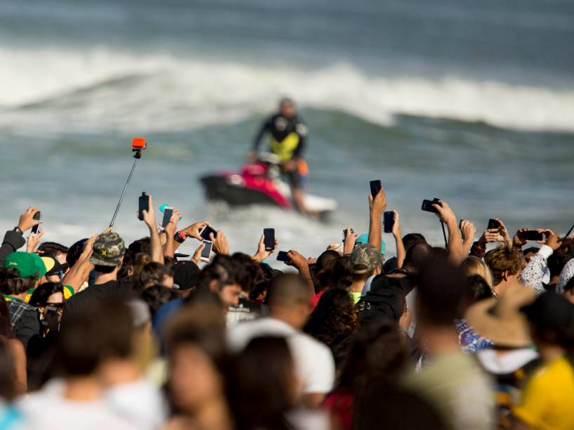 Torcida na praia da Barra, no Rio, durante a etapa brasileira do Mundial de Surfe
