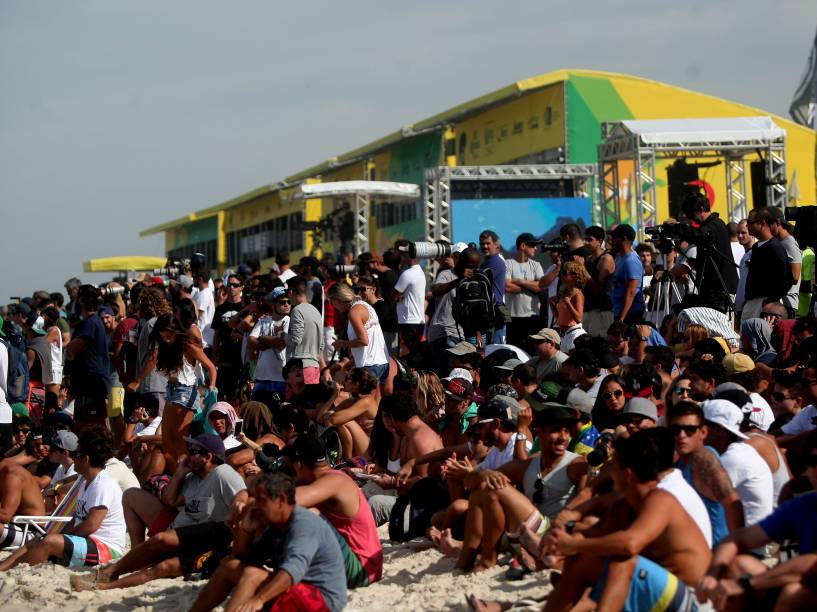 Torcida na praia da Barra, no Rio, durante a etapa brasileira do Mundial de Surfe