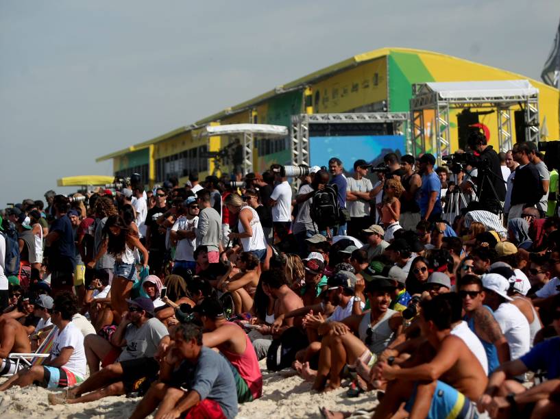 Fãs reunidos na praia acompanham a terceira etapa do Rio Pro 2015