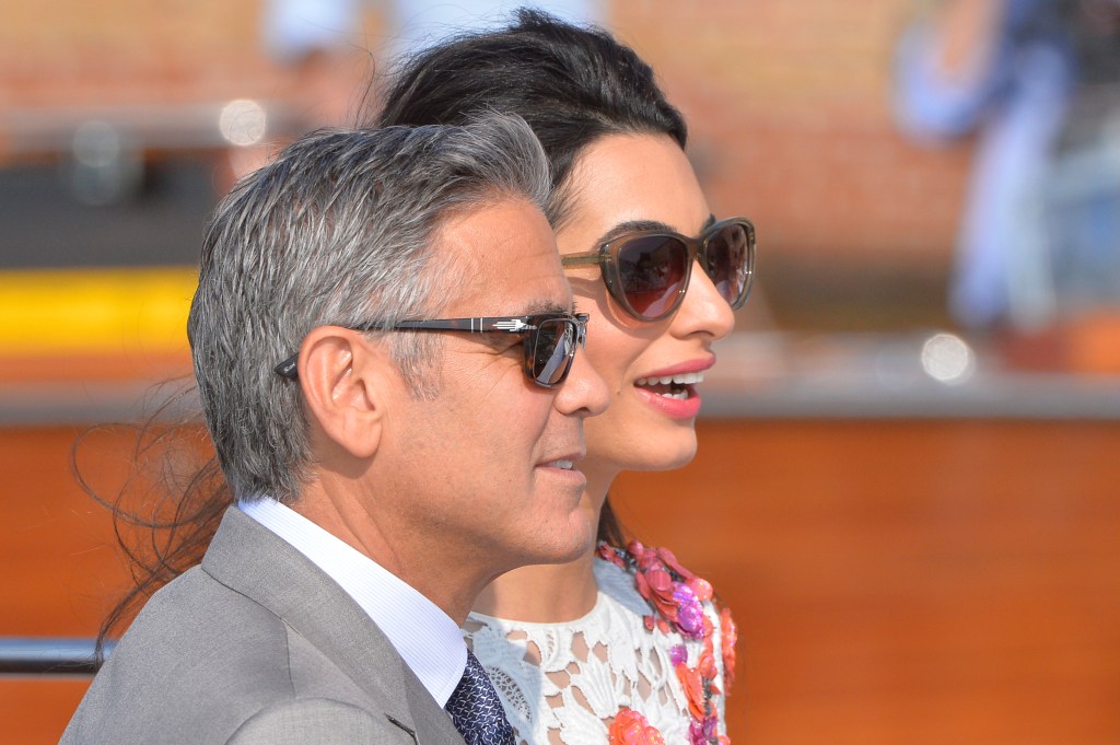 O ator americano George Clooney é visto com a esposa, Amal Alamuddin, na Itália. O galã de Hollywood e a advogada britânica se casaram no último sábado (27) em uma cerimônia privada na cidade de Veneza