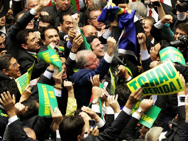 Deputados pró-impeachment comemoram após a aprovação do pedido de impedimento da presidente Dilma Rousseff