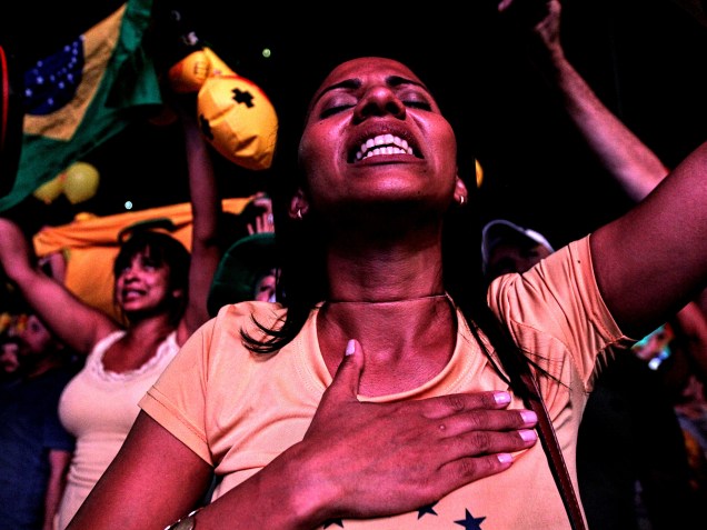 Manifestantes na Avenida Paulista comemoram a decisão da Câmara dos deputados, que deu continuidade ao processo do impeachment - 17/04/2016