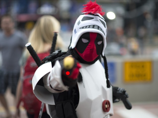 Cosplayer com traje do mercenário Deadpool durante a convenção da Comic Con em San Diego, Califórnia